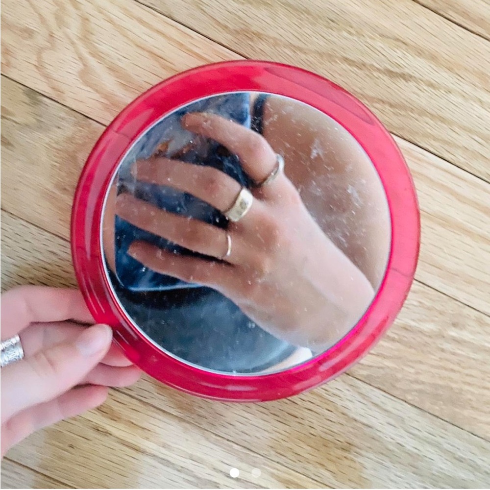 SUCTION CUP MAGNIFIED MIRROR